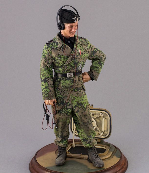 Фигурки: Танкист Tiger I. LSSAH, Бельгия, июнь 1944 г. Фигурки: Танкист Tiger I. LSSAH, Бельгия, июнь 1944 г.